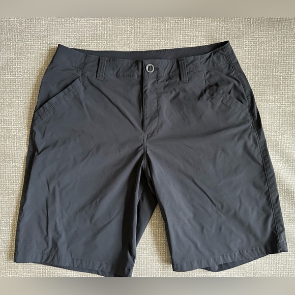 Under Armour Other - Under Armour Men’s Black Flat Front Lightweight Short Size 34
